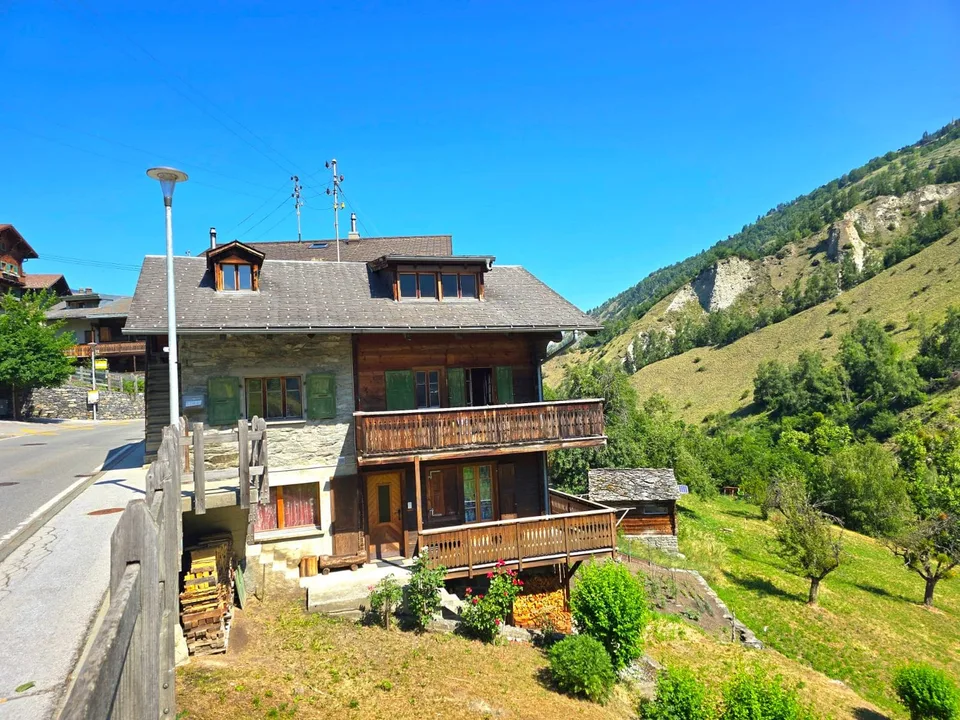 Appartements à rénover et réunir en duplex dans une authentique maison villageoise, Val d’Hérens