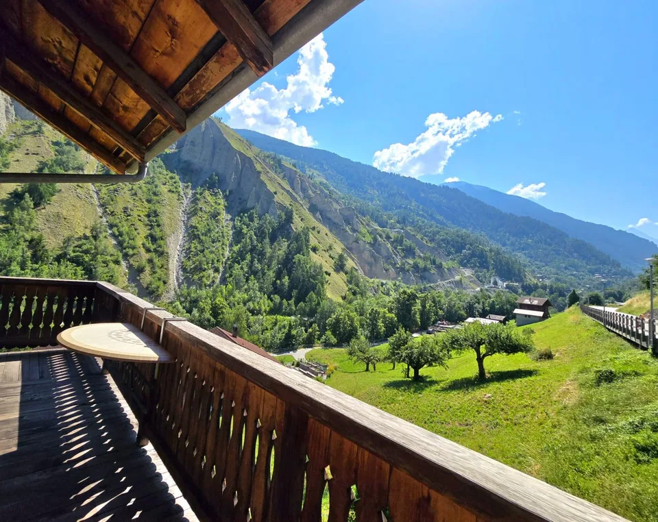 Appartamenti da ristrutturare e unire in un duplex in una autentica casa di villaggio, Val d’Hérens