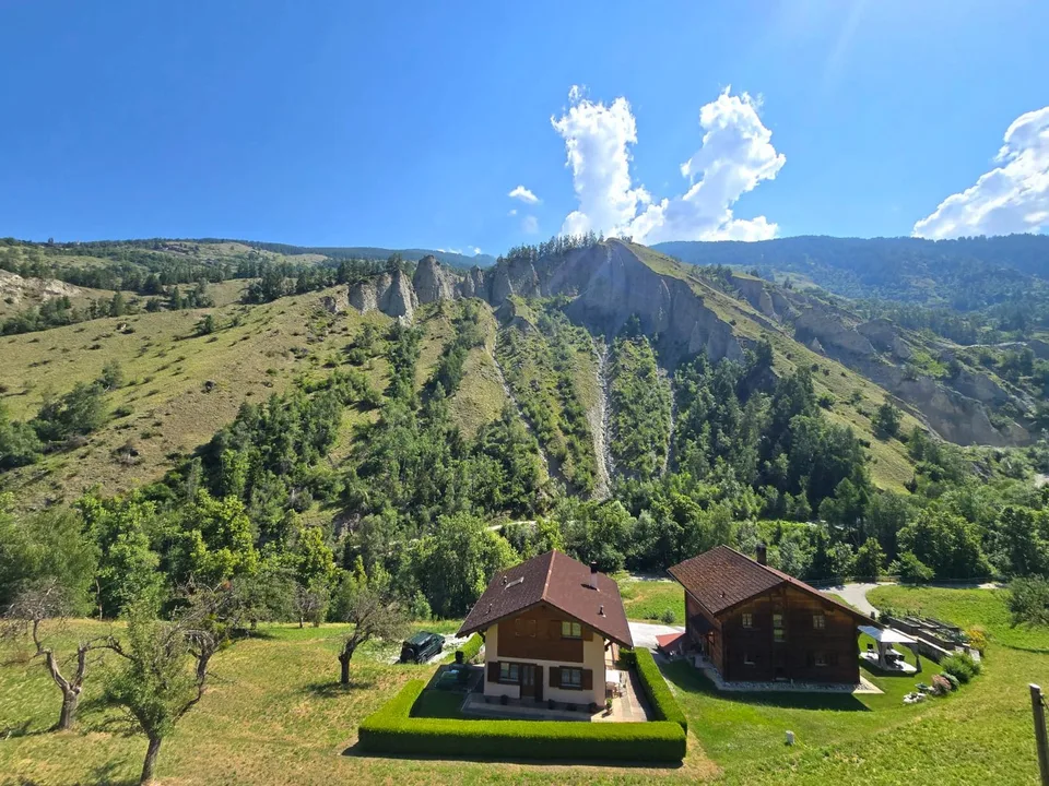 Appartamenti da ristrutturare e unire in un duplex in una autentica casa di villaggio, Val d’Hérens