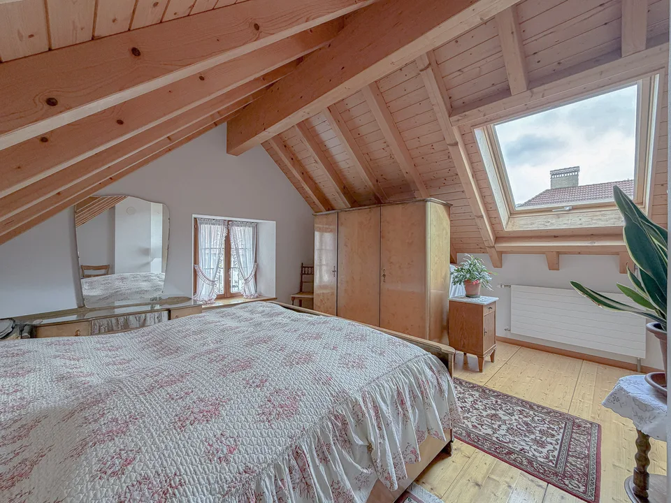 Grande casa familiare con garage nel cuore di Fleurier – foto 10 di 13