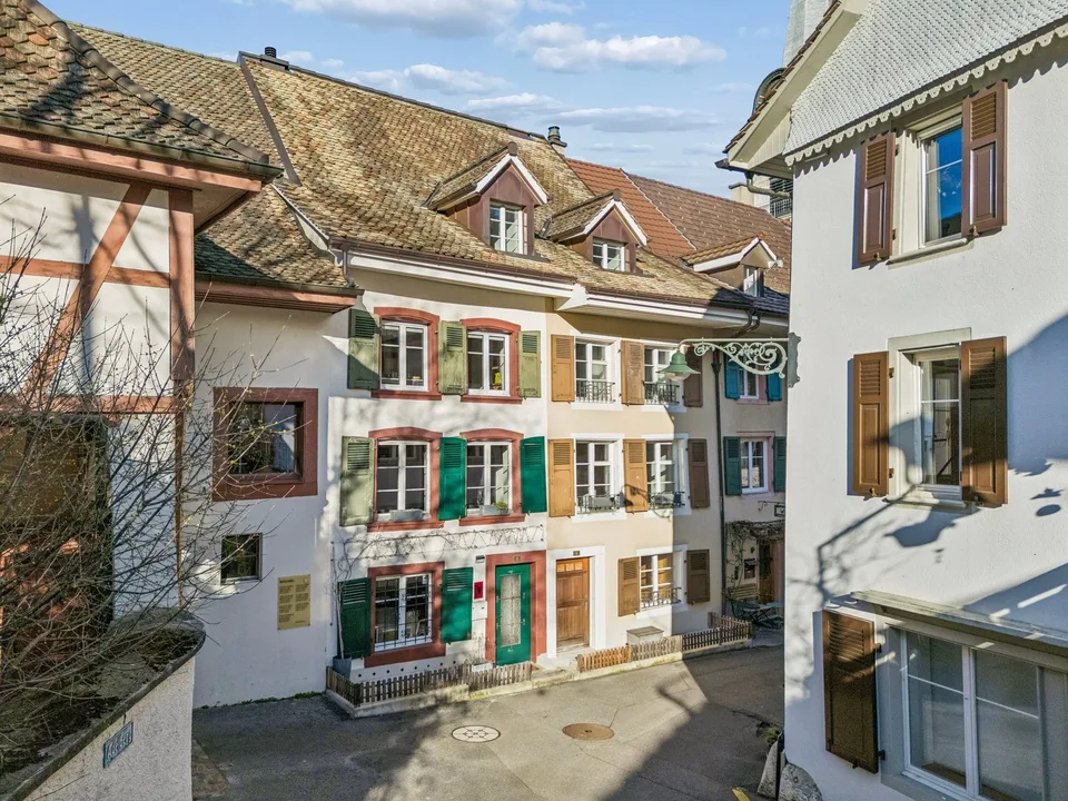 Maison de rang historique de 9 pièces avec confort moderne à Waldenburg