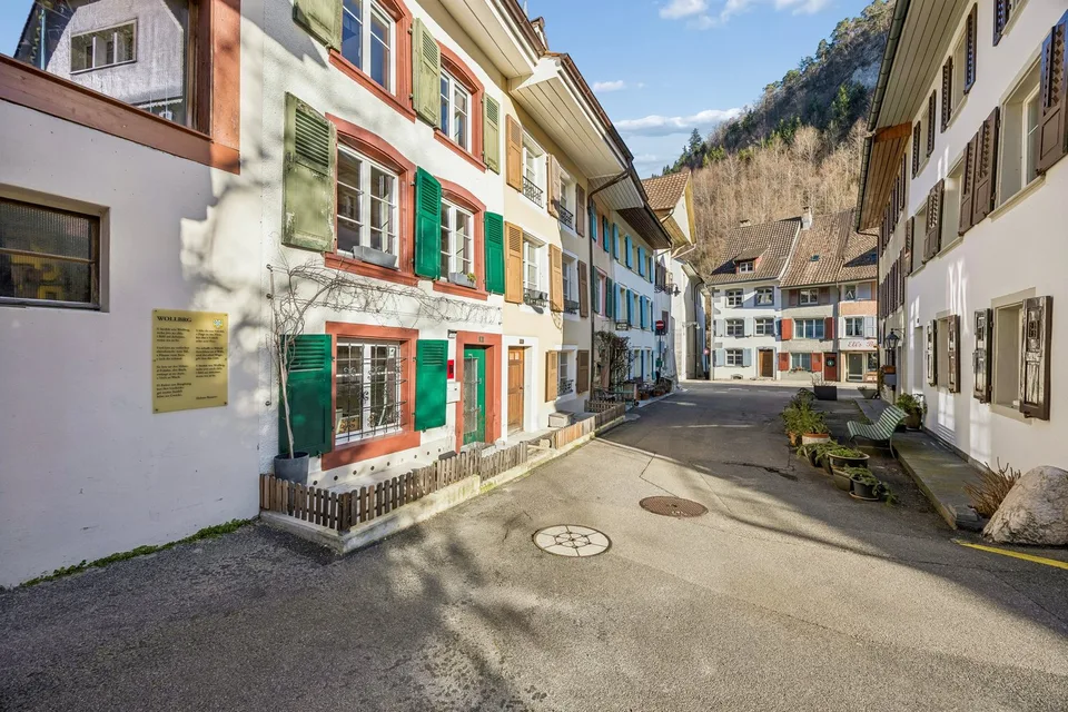 Maison de rang historique de 9 pièces avec confort moderne à Waldenburg