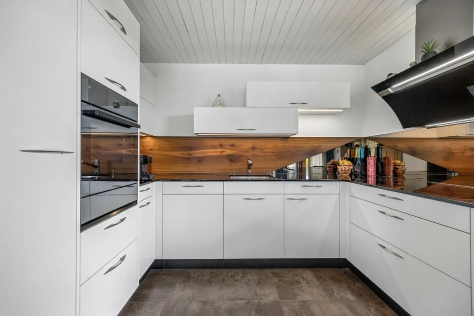 Renovated 6.5-room single-family house with idyllic garden paradise