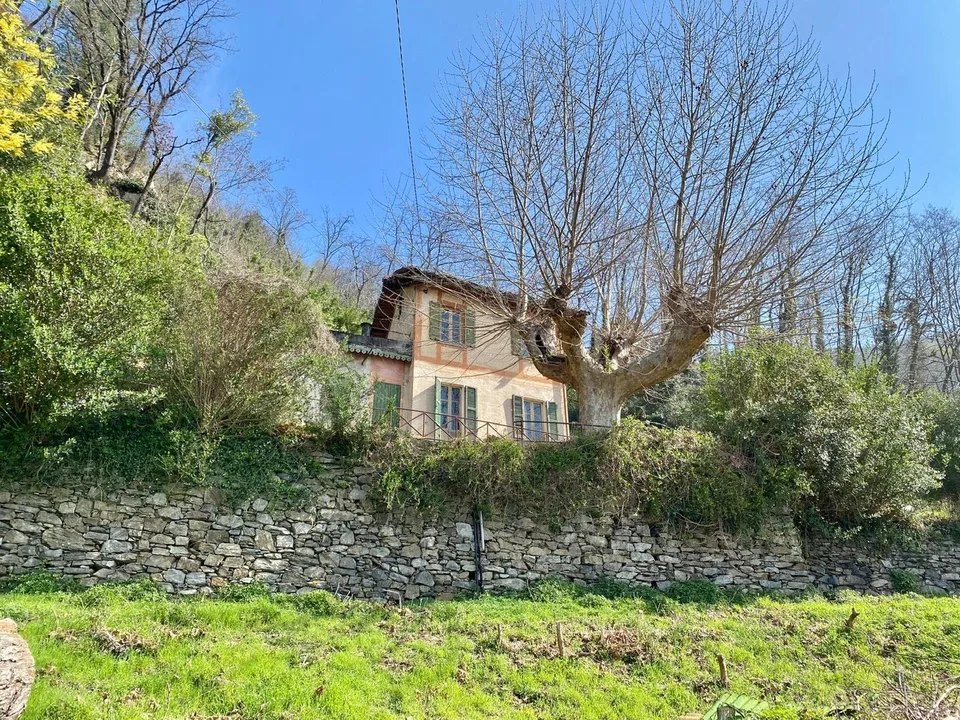 Villa zum Komplettrenovieren in ruhiger und sonniger Südlage mit traumhaftem Seeblick in Strandnähe