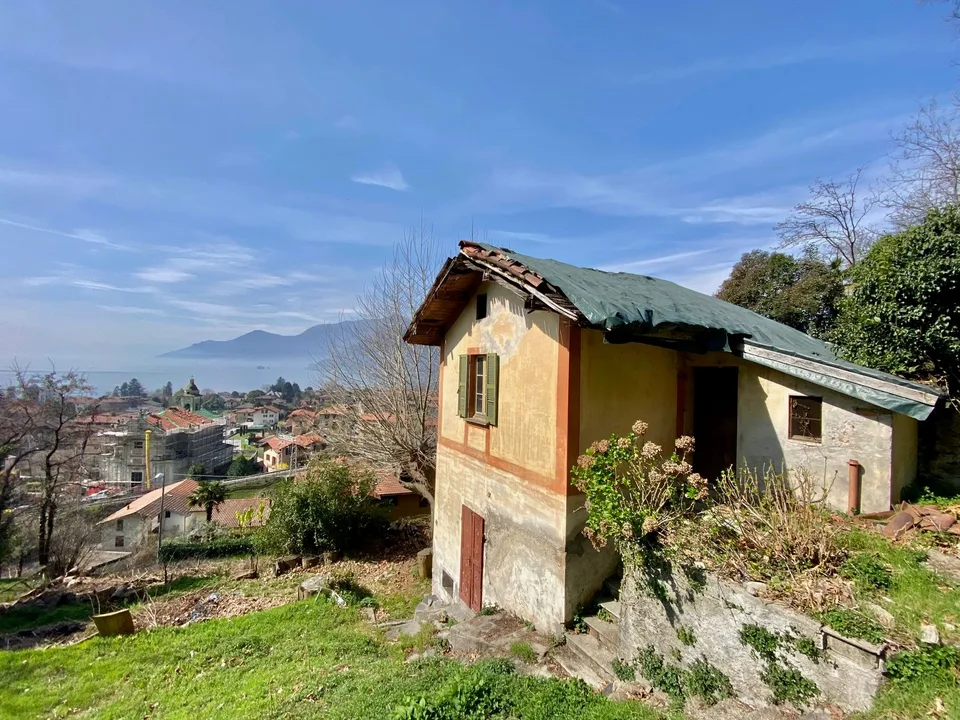 Villa à rénover complètement dans un endroit calme et ensoleillé avec une vue lac de rêve près de la plage