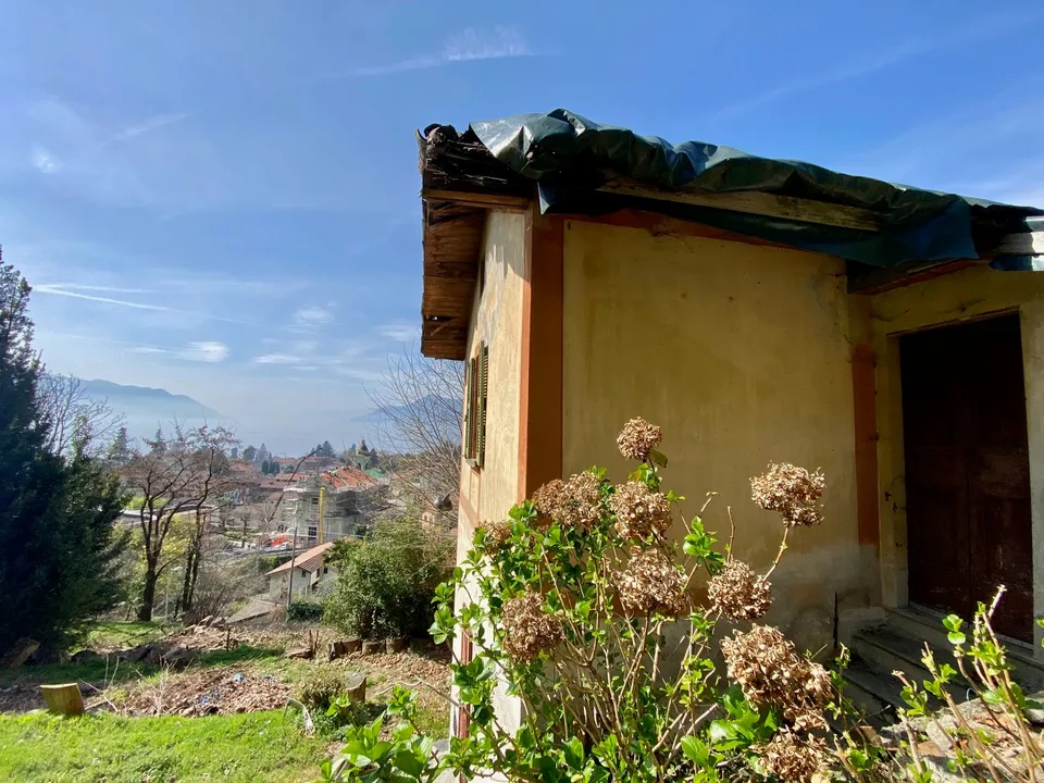 Villa à rénover complètement dans un endroit calme et ensoleillé avec une vue lac de rêve près de la plage