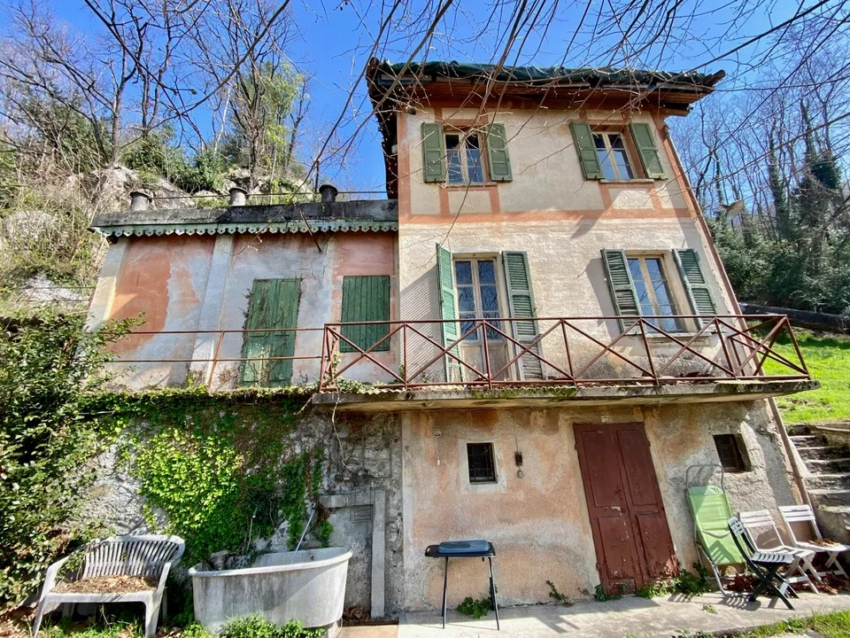 Villa à rénover complètement dans un endroit calme et ensoleillé avec une vue lac de rêve près de la plage