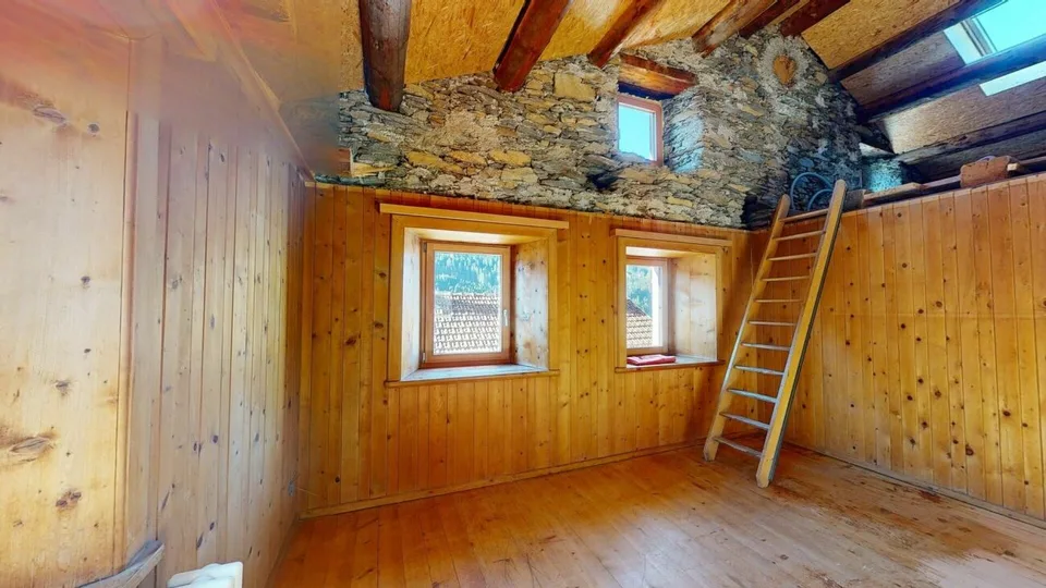 Casa storica multifamiliare con grande stalla a Tinizong