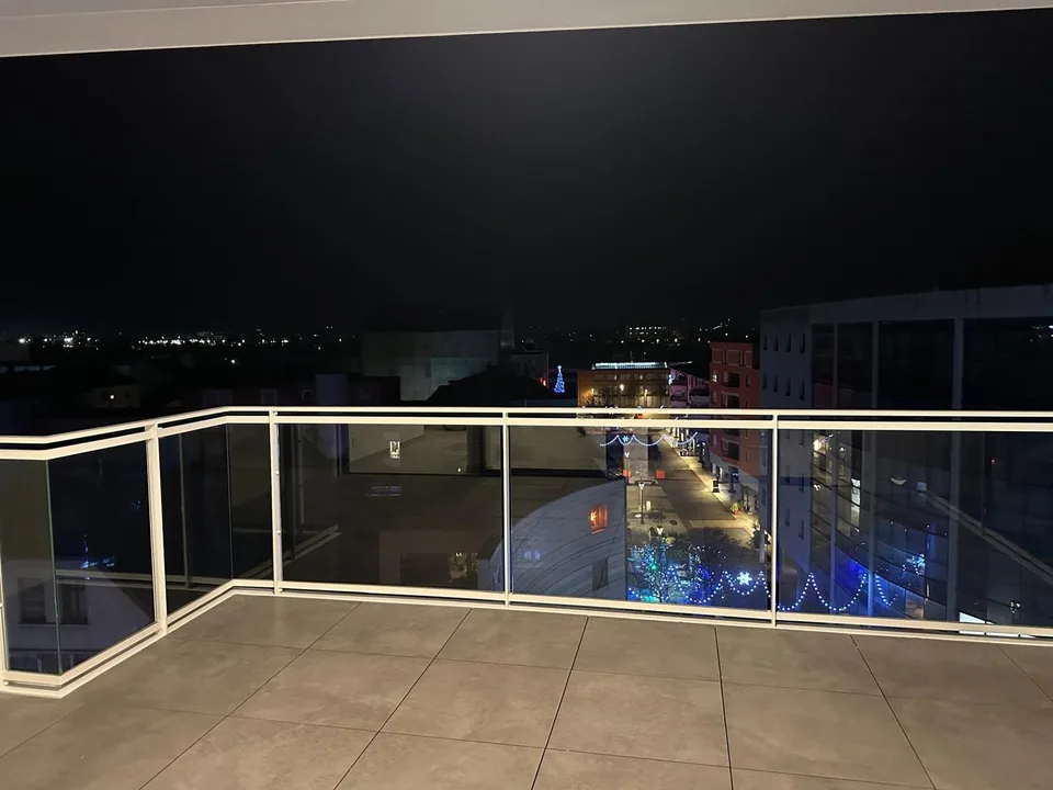 Appartamento di 3 locali moderno nuovo con balcone e vista sulla città a Saint-Louis
