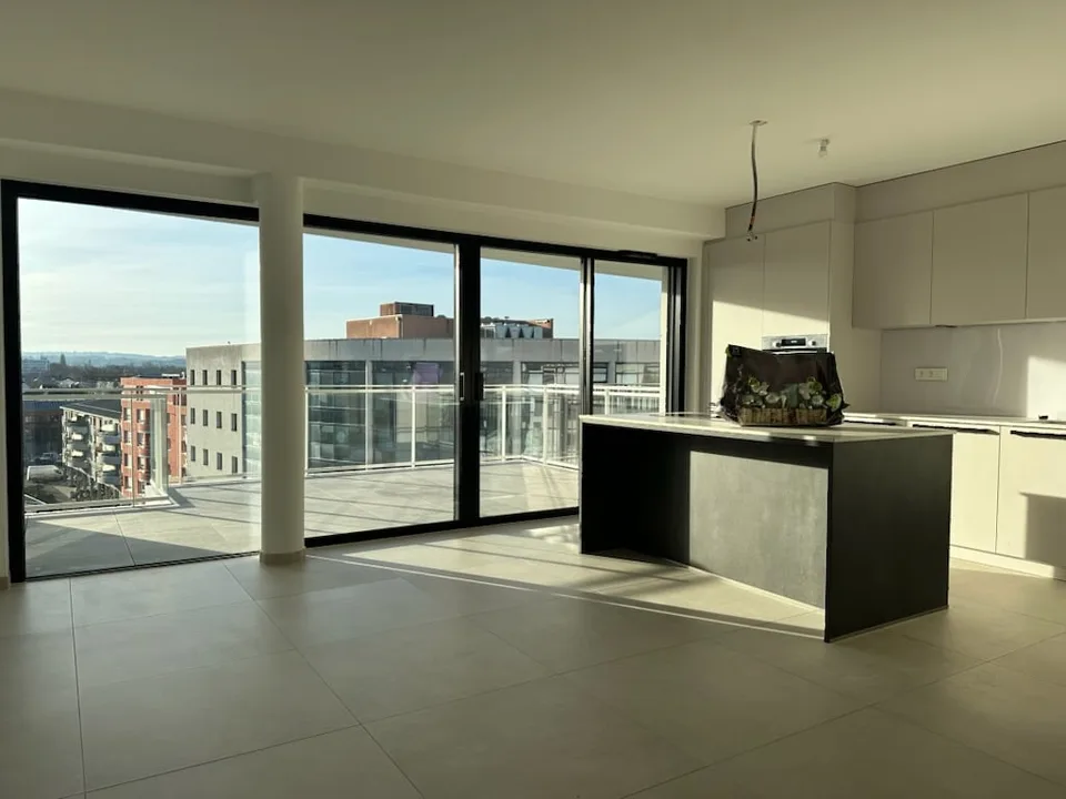 Appartamento di 3 locali moderno nuovo con balcone e vista sulla città a Saint-Louis