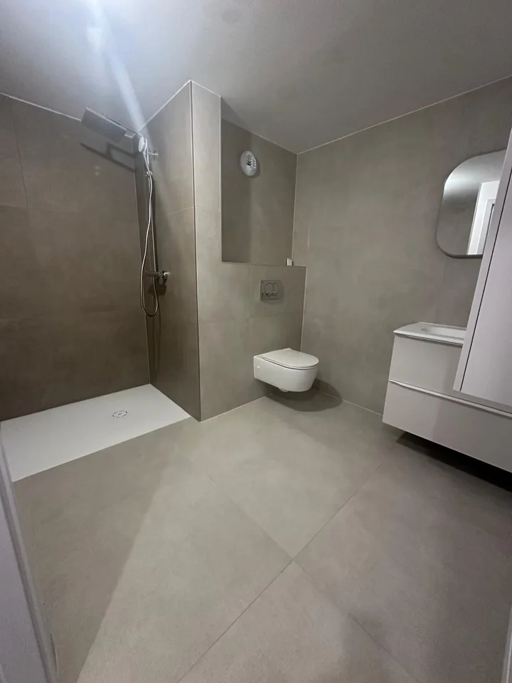 Appartamento di 3 locali moderno nuovo con balcone e vista sulla città a Saint-Louis