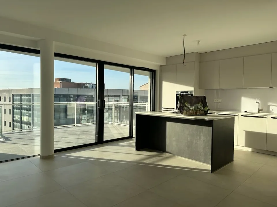 Appartamento di 3 locali moderno nuovo con balcone e vista sulla città a Saint-Louis