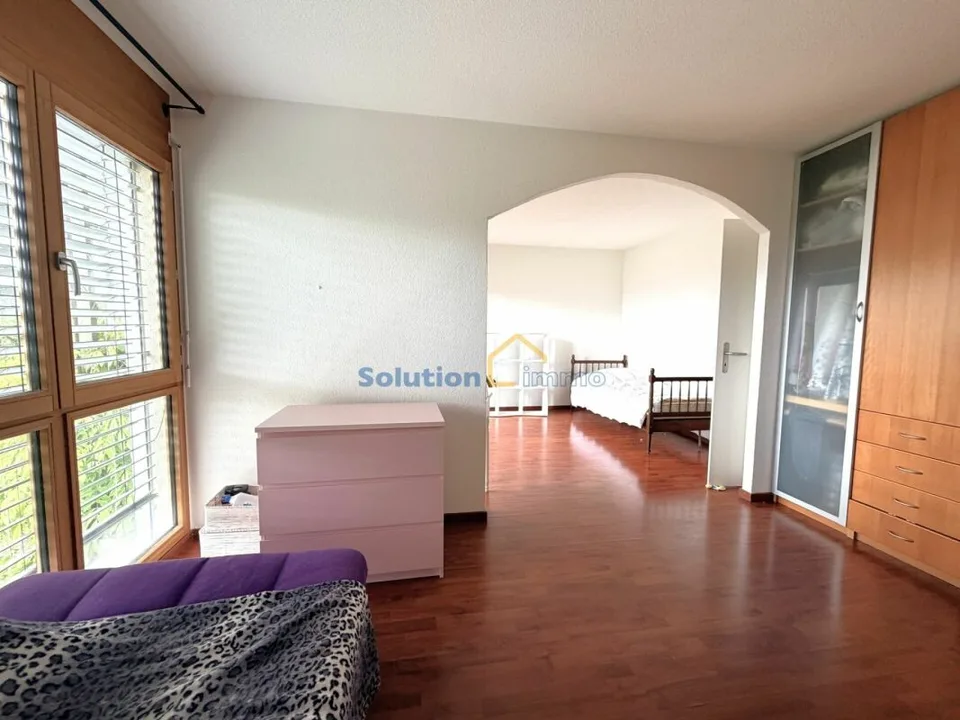 Große angrenzende Villa mit 6,6 Zimmern, ruhige Nachbarschaft – Foto 8 von 14