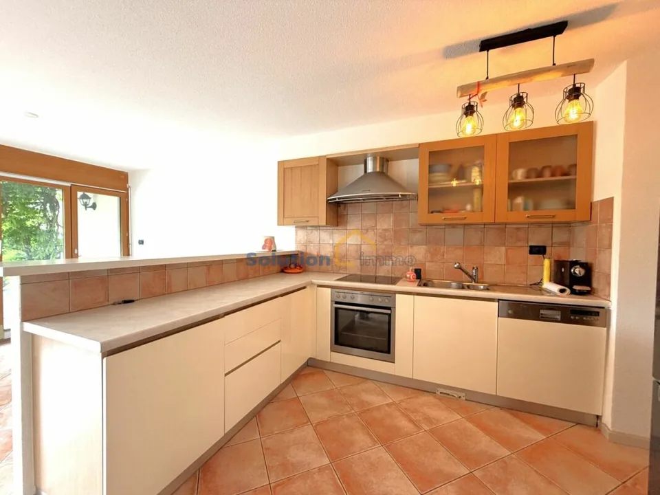 Große angrenzende Villa mit 6,6 Zimmern, ruhige Nachbarschaft – Foto 6 von 14