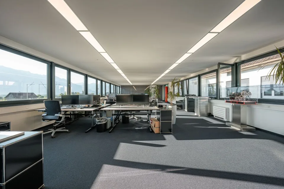 Commercial property with building land reserve
