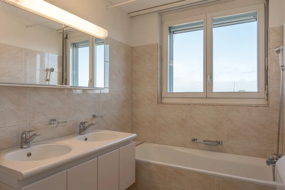Grosse 4-Zimmer-Maisonette-Wohnung mit Sauna und herrlicher Aussicht in Schüpfen – Foto 11 von 15