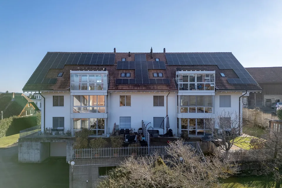 Grosse 4-Zimmer-Maisonette-Wohnung mit Sauna und herrlicher Aussicht in Schüpfen