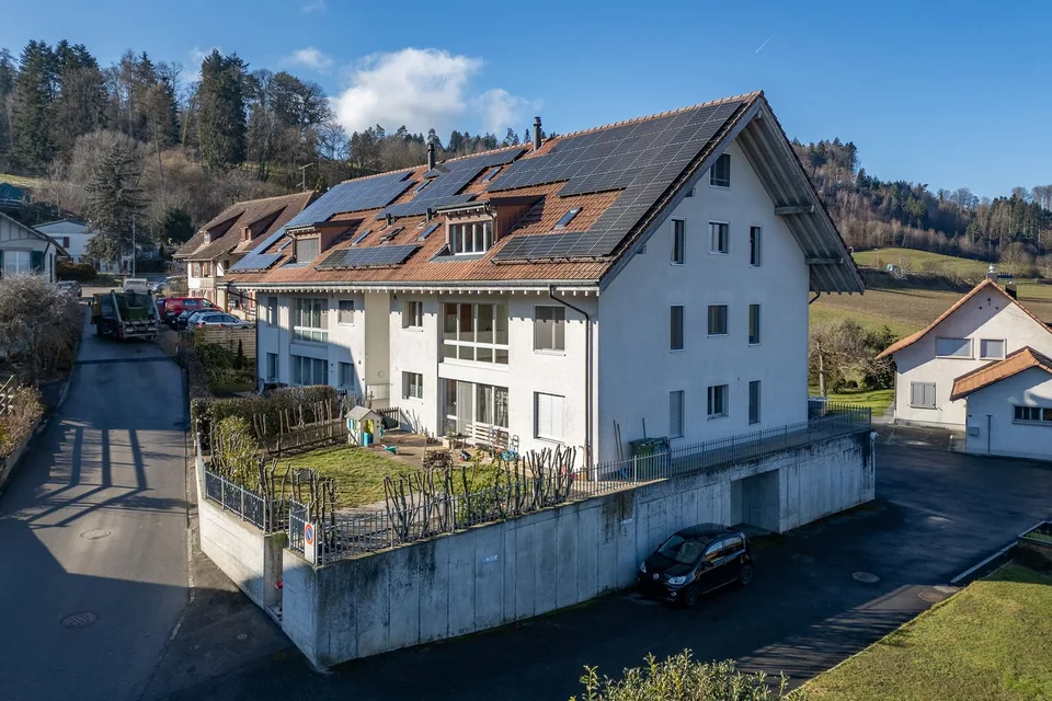 Grosse 4-Zimmer-Maisonette-Wohnung mit Sauna und herrlicher Aussicht in Schüpfen