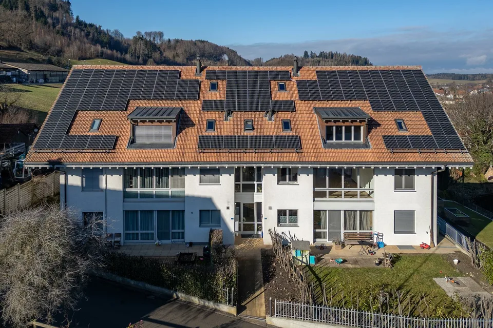 Grosse 4-Zimmer-Maisonette-Wohnung mit Sauna und herrlicher Aussicht in Schüpfen