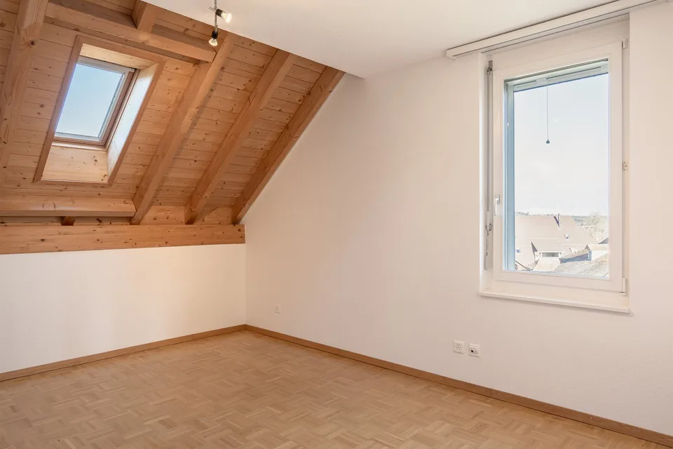 Grosse 4-Zimmer-Maisonette-Wohnung mit Sauna und herrlicher Aussicht in Schüpfen – Foto 10 von 15