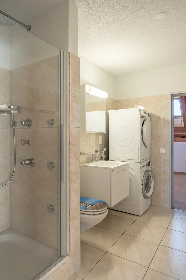 Grosse 4-Zimmer-Maisonette-Wohnung mit Sauna und herrlicher Aussicht in Schüpfen – Foto 12 von 15