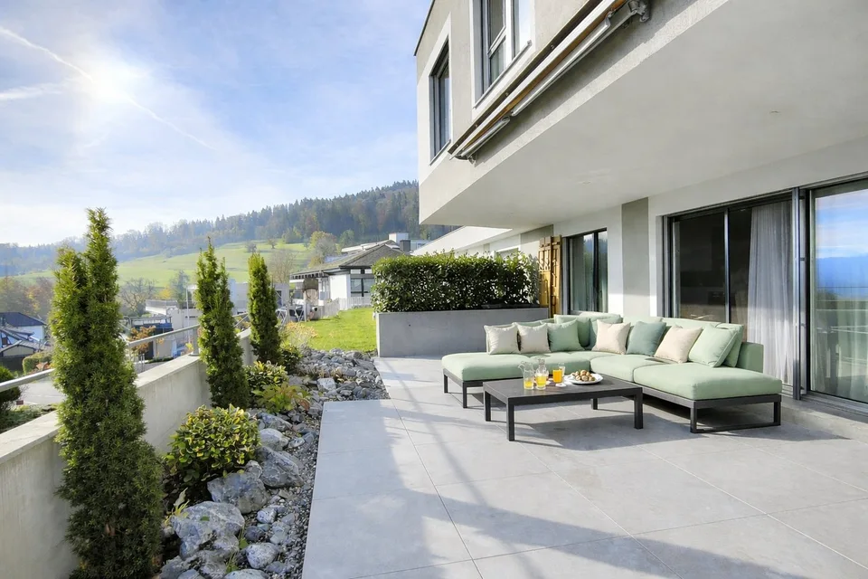 4 ½ Zimmer Wohnung mit grosser Terrasse/Garten und spektakulärer Aussicht!