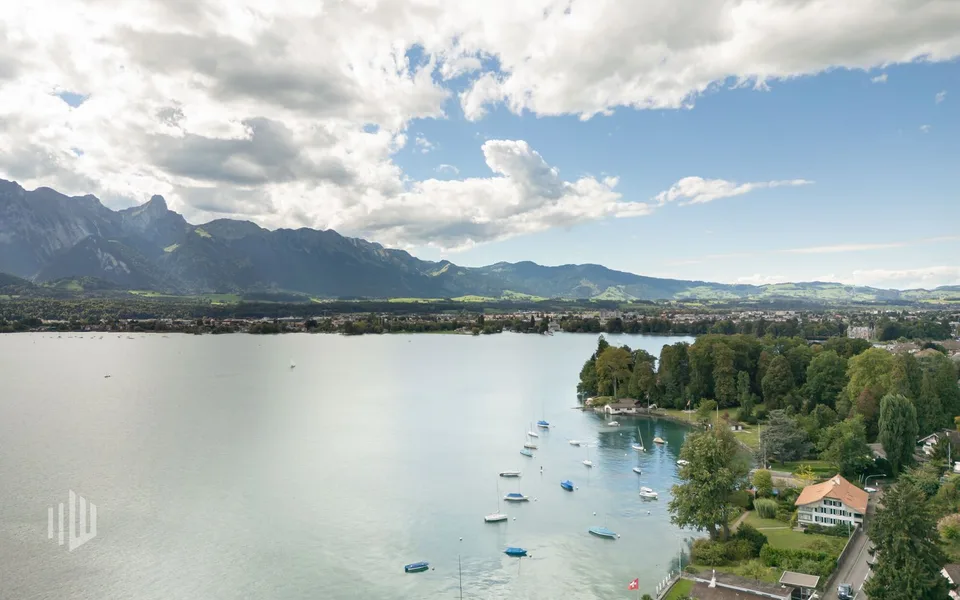 ImmoWyss - 1'113 m2 di terreno edificabile sul lago di Thun per sogni di vita esclusivi