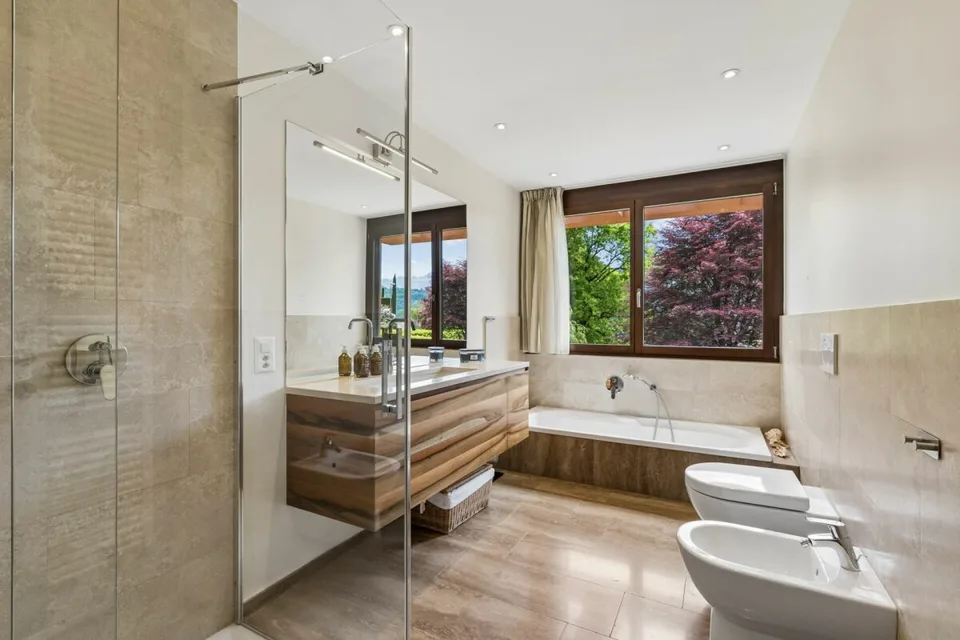Elegantes Prestige-Anwesen im Grünen, nur zwei Schritte von der TASIS entfernt – Foto 8 von 12