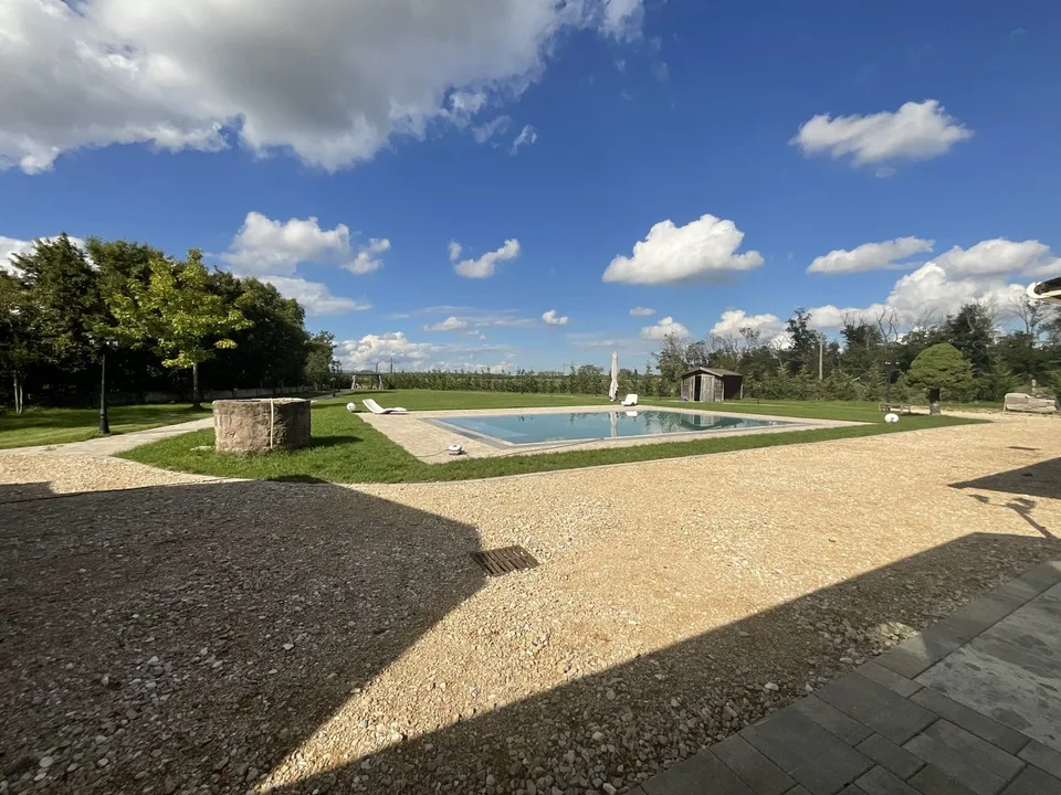 Außergewöhnliche Villa mit Gästehaus, Wellnessbereich und großem Park