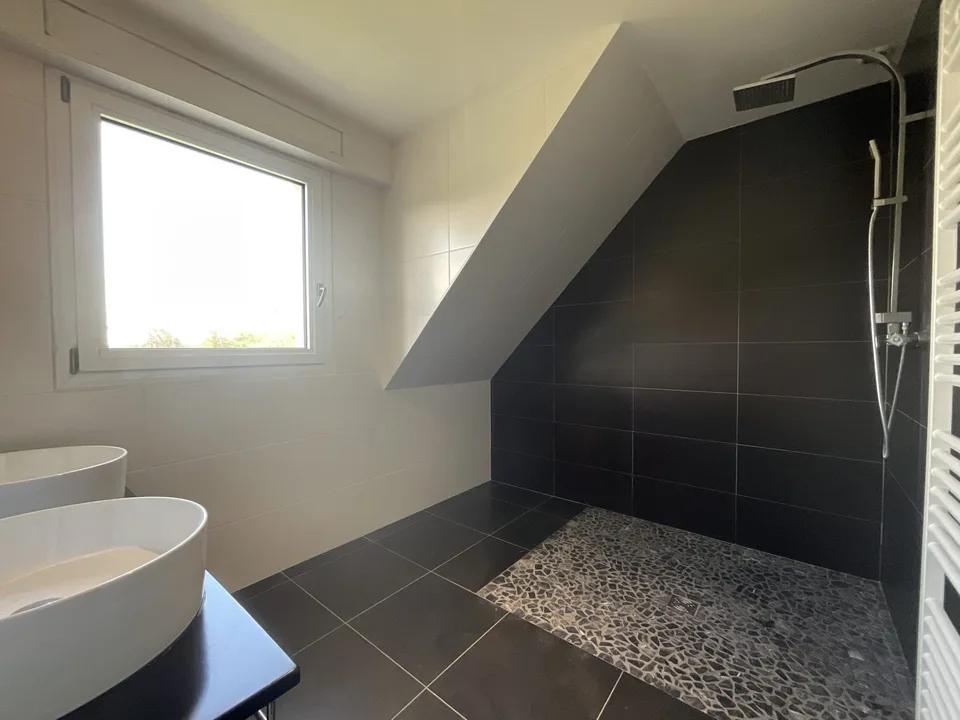 Außergewöhnliche Villa mit Gästehaus, Wellnessbereich und großem Park – Foto 24 von 24
