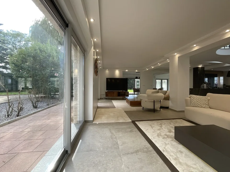 Außergewöhnliche Villa mit Gästehaus, Wellnessbereich und großem Park – Foto 20 von 24