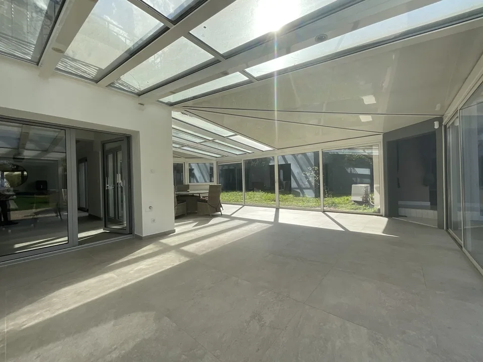 Außergewöhnliche Villa mit Gästehaus, Wellnessbereich und großem Park – Foto 10 von 24