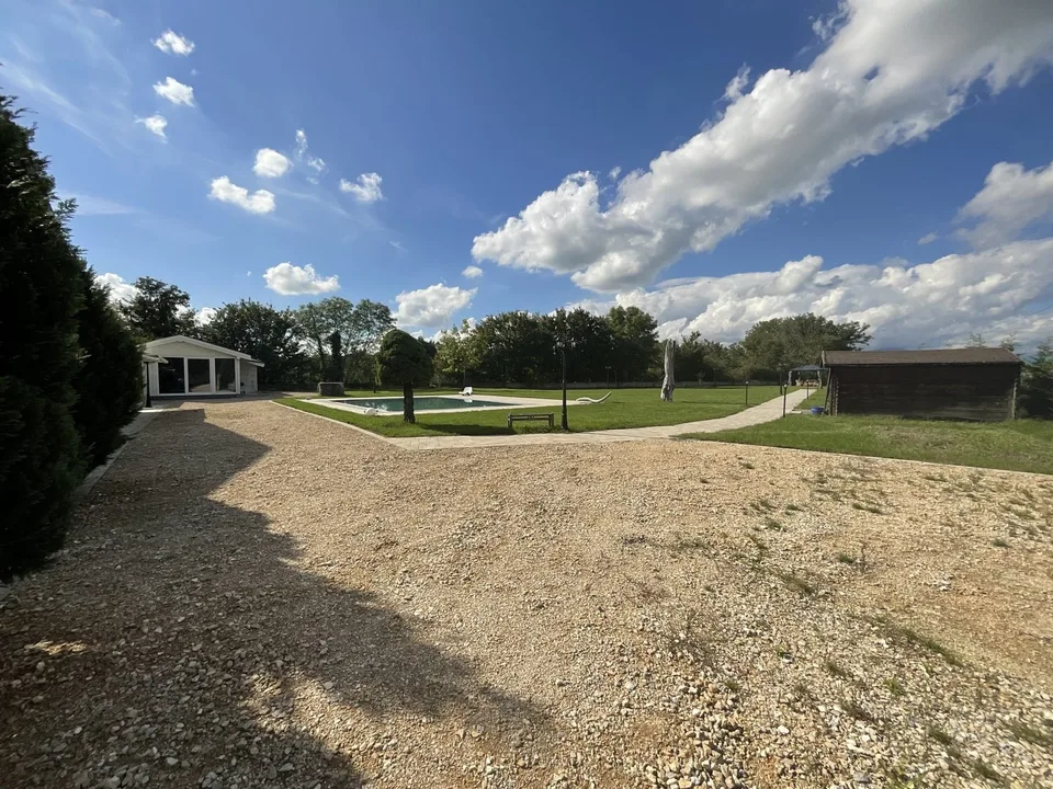 Außergewöhnliche Villa mit Gästehaus, Wellnessbereich und großem Park