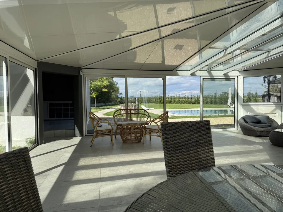 Außergewöhnliche Villa mit Gästehaus, Wellnessbereich und großem Park – Foto 23 von 24