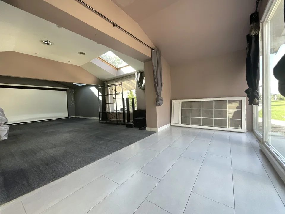Außergewöhnliche Villa mit Gästehaus, Wellnessbereich und großem Park – Foto 22 von 24
