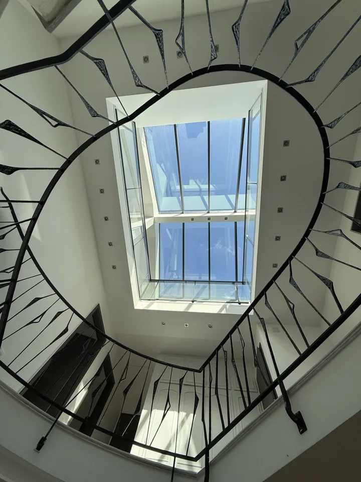 Außergewöhnliche Villa mit Gästehaus, Wellnessbereich und großem Park – Foto 15 von 24