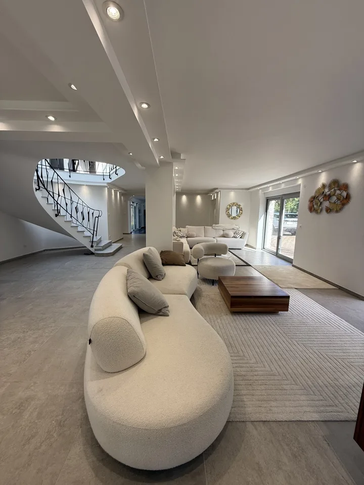Außergewöhnliche Villa mit Gästehaus, Wellnessbereich und großem Park – Foto 17 von 24
