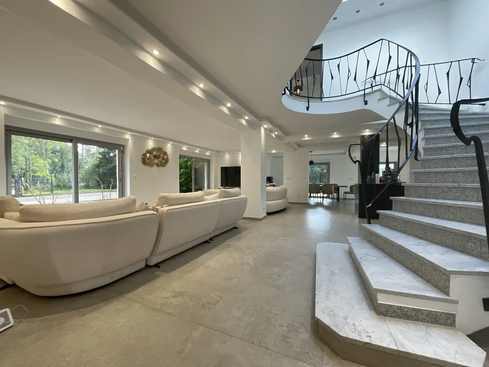 Außergewöhnliche Villa mit Gästehaus, Wellnessbereich und großem Park – Foto 14 von 24