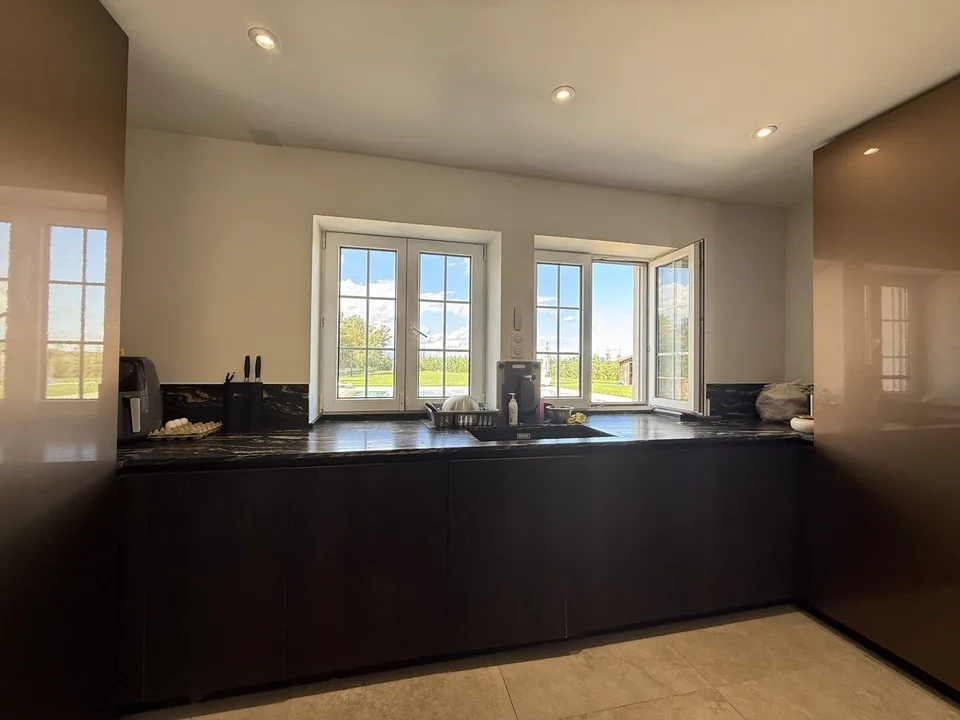 Außergewöhnliche Villa mit Gästehaus, Wellnessbereich und großem Park – Foto 19 von 24