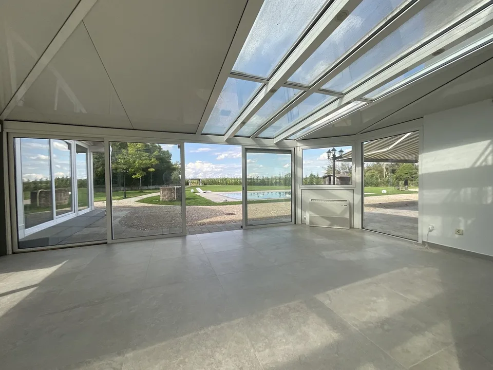 Außergewöhnliche Villa mit Gästehaus, Wellnessbereich und großem Park – Foto 9 von 24