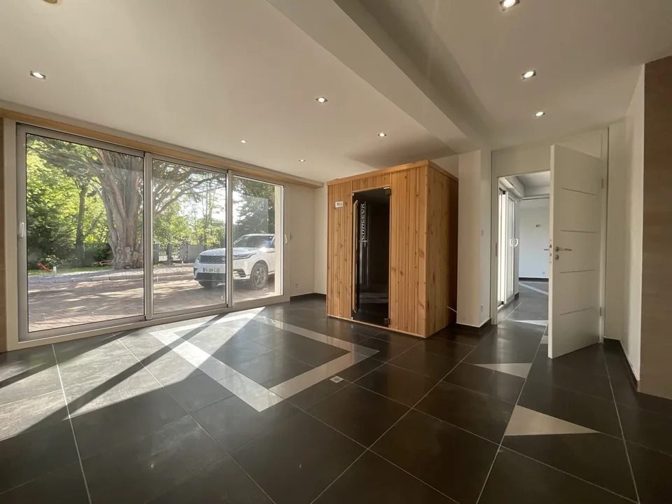 Außergewöhnliche Villa mit Gästehaus, Wellnessbereich und großem Park