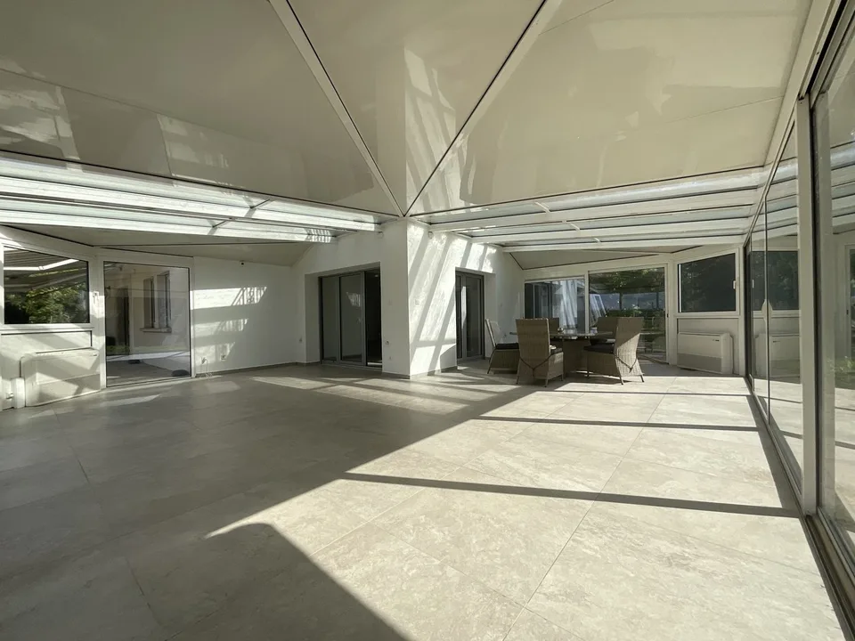 Außergewöhnliche Villa mit Gästehaus, Wellnessbereich und großem Park – Foto 8 von 24