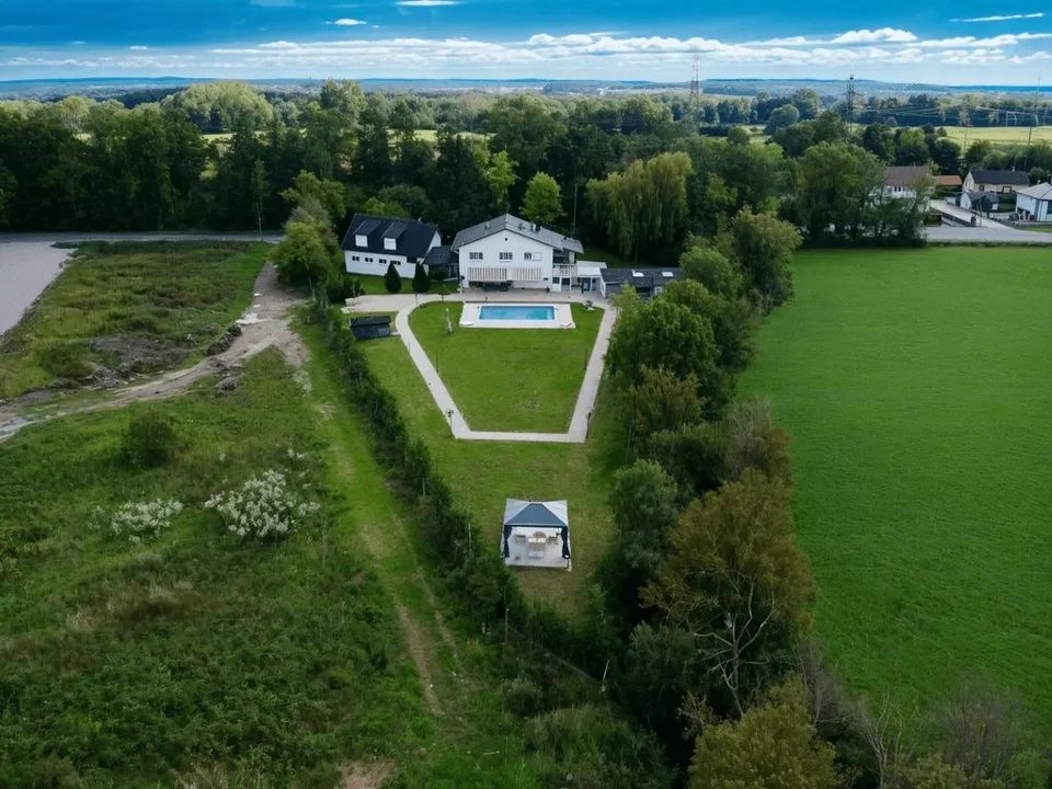 Außergewöhnliche Villa mit Gästehaus, Wellnessbereich und großem Park