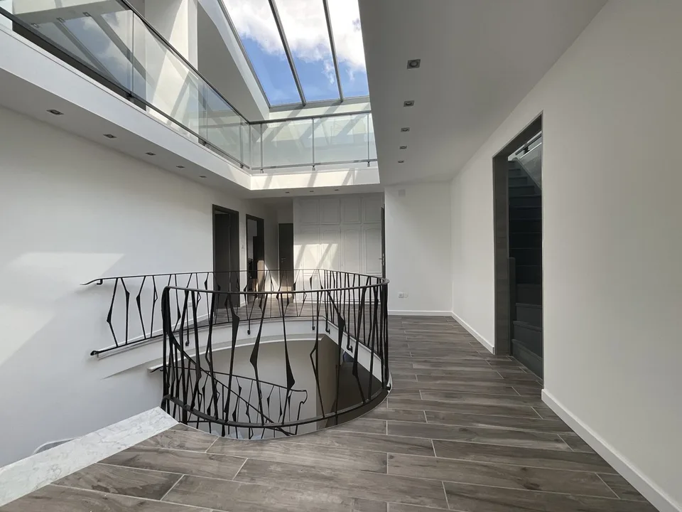 Außergewöhnliche Villa mit Gästehaus, Wellnessbereich und großem Park – Foto 16 von 24