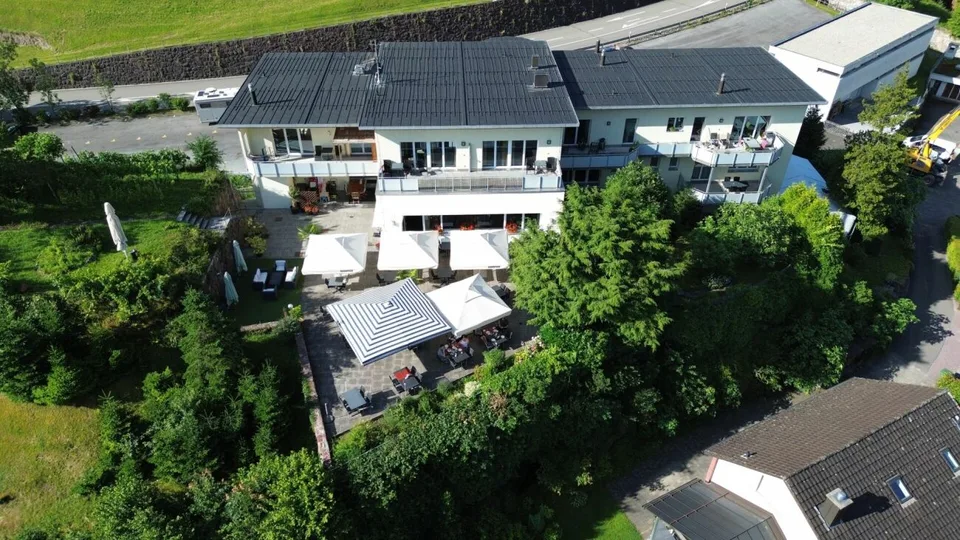 Hotel & Ristorante con appartamenti, vigneto e terreno edificabile in posizione premium sul lago di Walensee