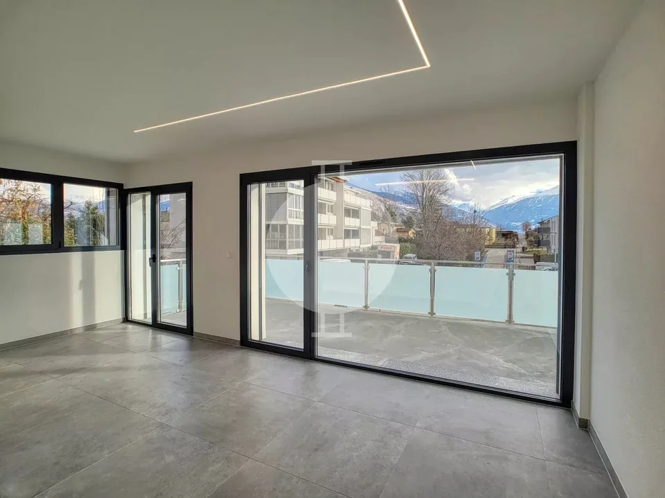 Bella villa contemporanea a schiera nel villaggio di Grimisuat