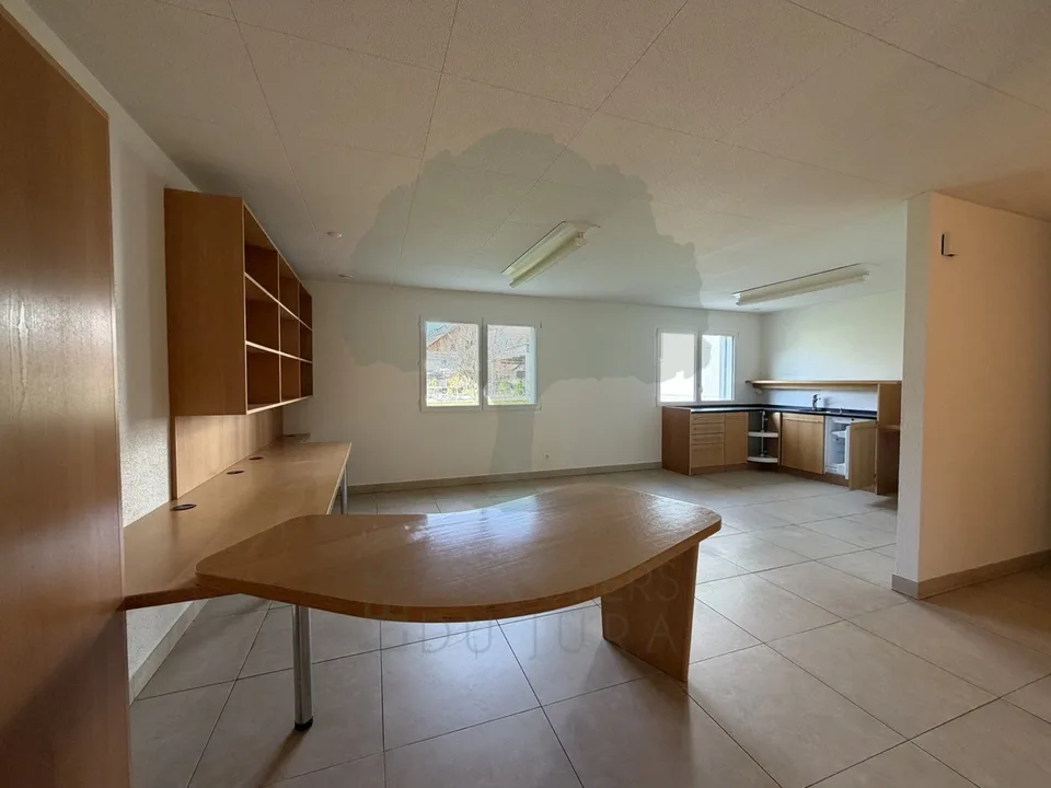 Spazio di 176 m² al piano terra - Courfaivre Potenziale appartamento