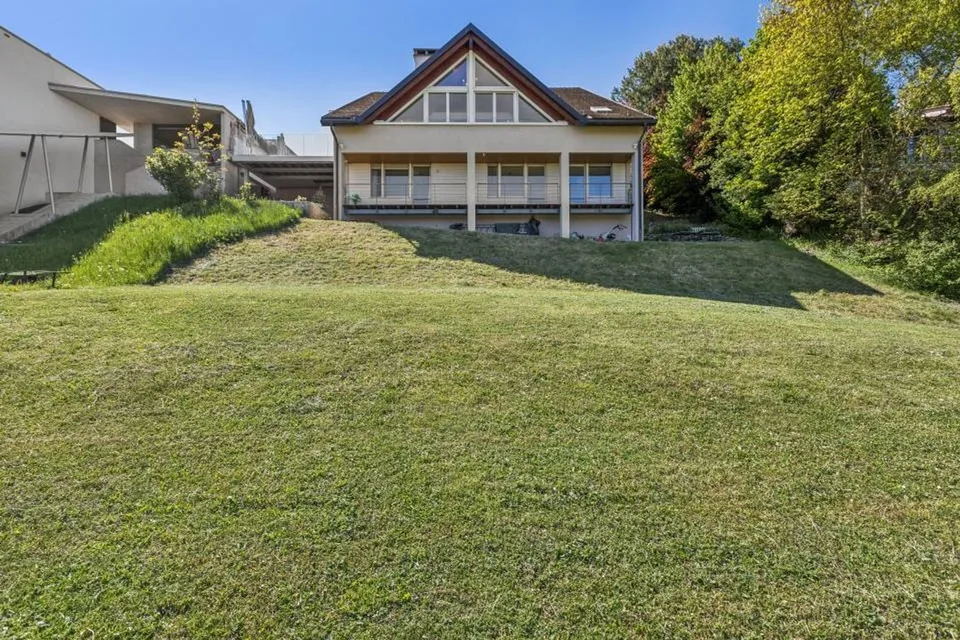 EXCLUSIVITY Exceptional villa with lake view, just two steps from the international school