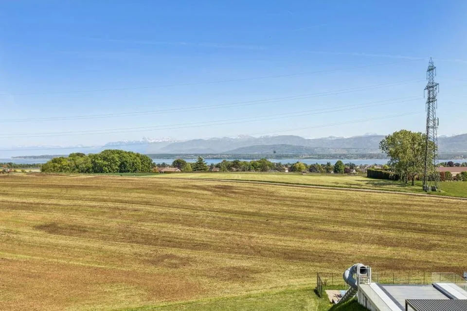 EXCLUSIVITY Exceptional villa with lake view, just two steps from the international school