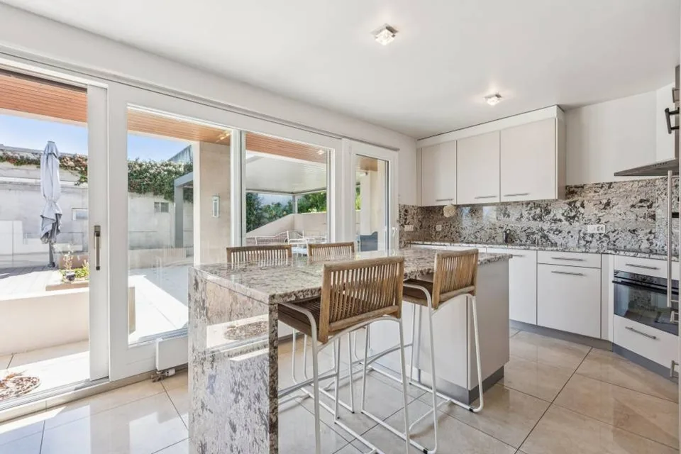 EXCLUSIVITY Exceptional villa with lake view, just two steps from the international school
